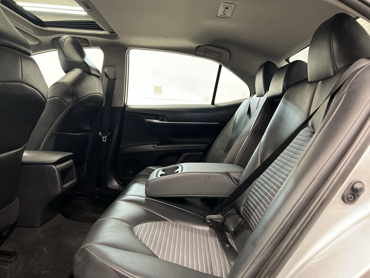 Toyota Camry Hybrid SE 2021