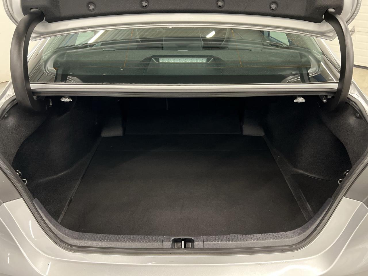 Toyota Camry Hybrid SE 2021